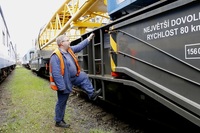 Železničářům pomáhá v nouzi obří jeřáb