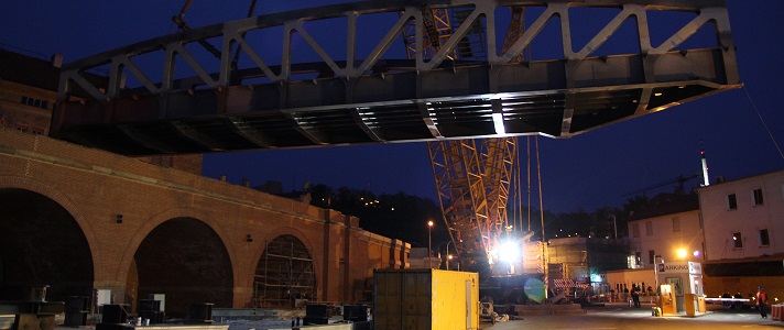 Nový most na viadukt usadil obří jeřáb