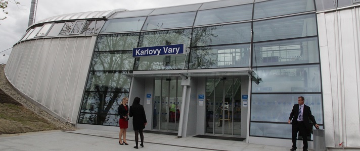 Karlovy Vary se dočkaly nového nádraží, k vlakům je zatím daleko