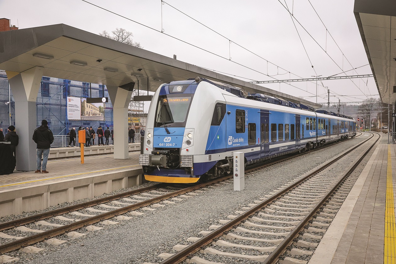 Trať mezi Brnem a Zastávkou je dvoukolejná a elektrifikovaná 