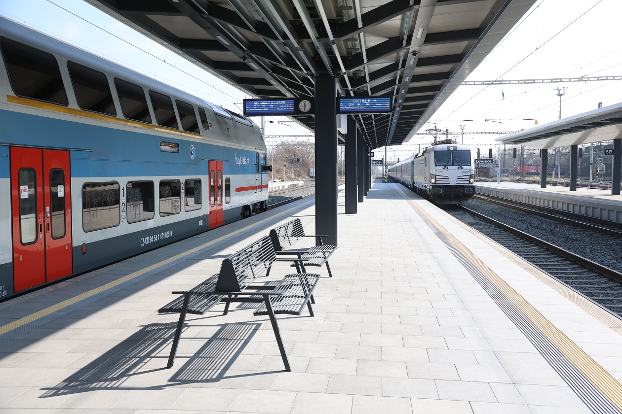 Lovosická nástupiště v novém, v Kladně již z peronu
