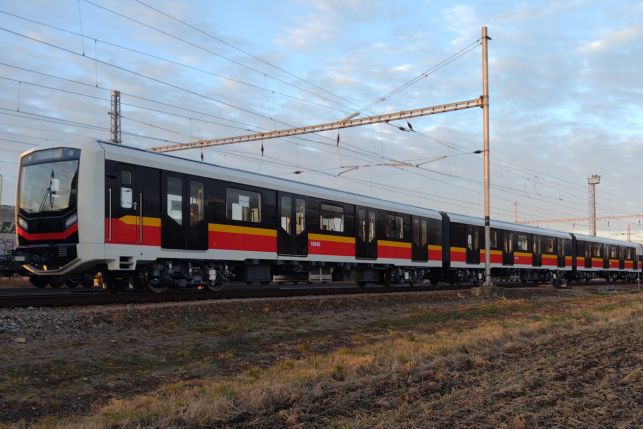 VUZ testuje elektrickou jednotku Metro Warszawa