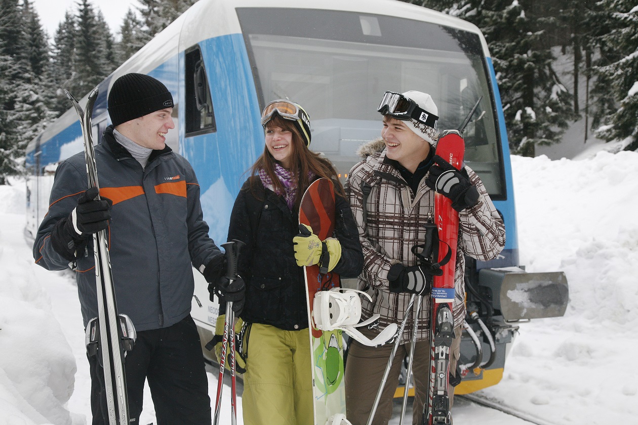Na lyže vlakem: Sjezdovky a běžecké stopy na dosah nádraží