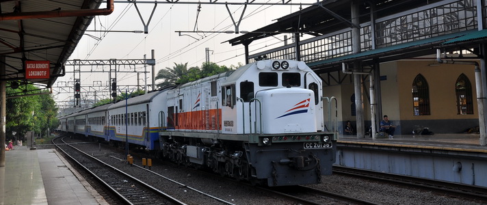 Jakarta kvůli plným silnicím investuje do železnice 