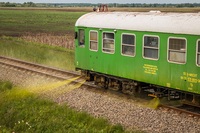 Býlí na kolejích v Maďarsku zatápí plevelohubná souprava