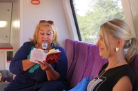 Cestu vlakem zpříjemnilo čtení populárních spisovatelů