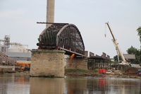 Při znovuzrození mostu asistovaly říční remorkéry