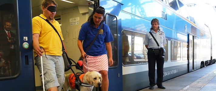 Jak cestují nevidomí, aneb odkázáni na vodicího psa