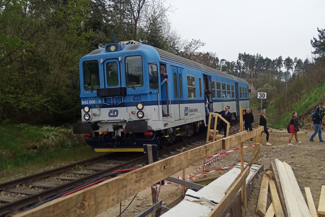 Dopravní a hospodářský výbor Jihočeského kraje cestoval na jednání vlakem