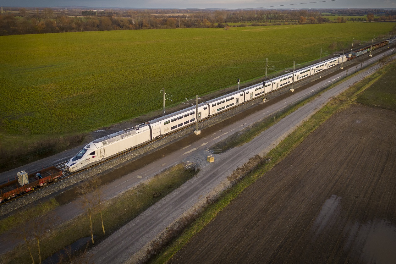 Na testy do Velimi dorazilo nové TGV z Alstomu